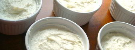 компот из красных фруктов вокруг творожного крема. Шаг 3