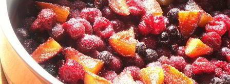 компот из красных фруктов вокруг творожного крема. Шаг 4