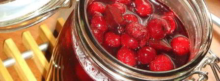 компот из красных фруктов вокруг творожного крема. Шаг 5