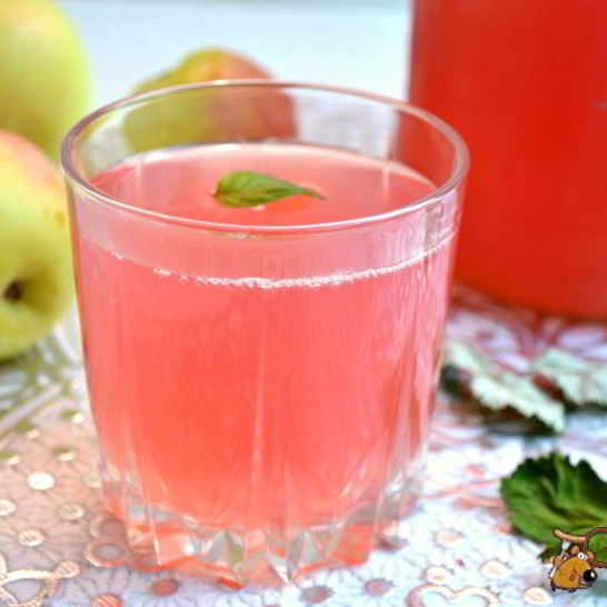 Рецепт компота из слив и яблок с листьями малины