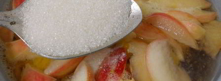 компот из слив и яблок с листьями малины. Шаг 2