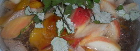 компот из слив и яблок с листьями малины. Шаг 3