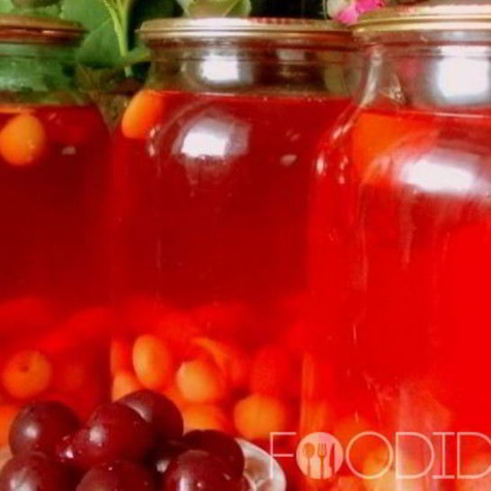 Рецепт компота из вишни и клубникой