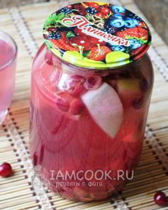 Компот из яблок и вишни