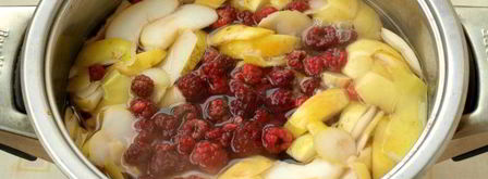 компот с яблоками, малиной, калиной и айвой. Шаг 3