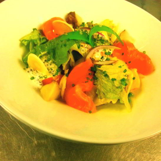 Рецепт листьев салатов с маринованной неркой и сметанной заправкой