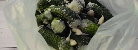 малосольные огурцы в пакете. Шаг 3