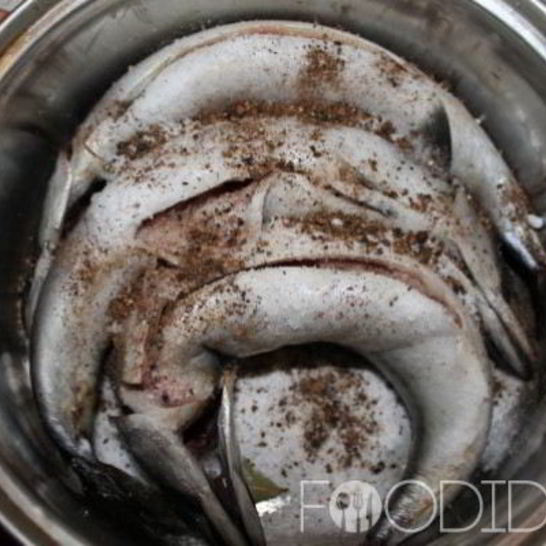 Рецепт соленой скумбрии в рассоле