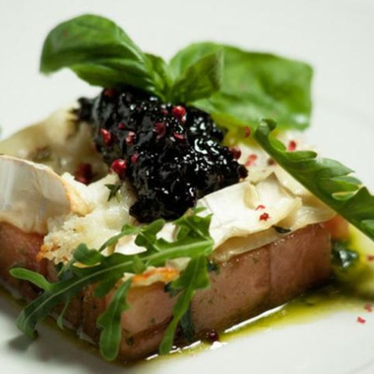 Рецепт арбуза с козьим сыром и луковым вареньем