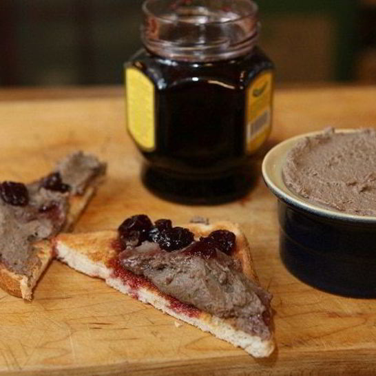 Рецепт тостов с вареньем и паштетом из куриной печенки