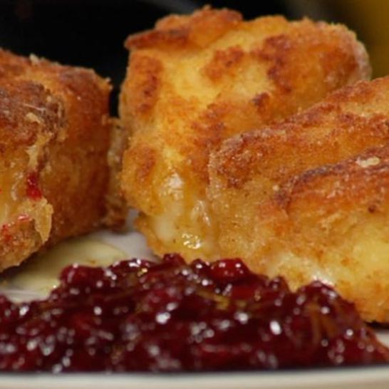 Рецепт жареного камамбера с вареньем из брусники