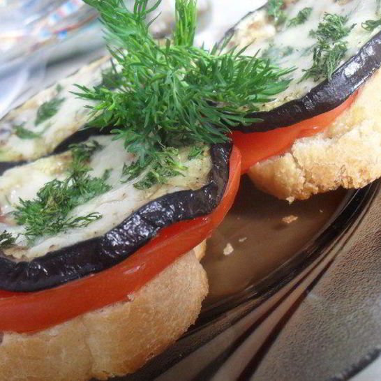 Рецепт башенок из баклажана, помидора и сыра