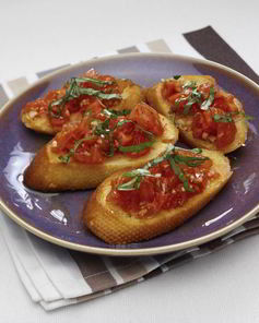 Брускетта с помидорами и базиликом