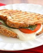 Бутерброд Капрезе с соусом