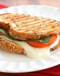 Бутерброд Капрезе с соусом