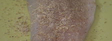 бутерброд с белой рыбой и соусом из йогурта и каперсов. Шаг 2