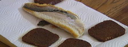 бутерброд с белой рыбой и соусом из йогурта и каперсов. Шаг 5