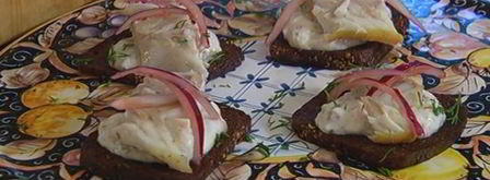 бутерброд с белой рыбой и соусом из йогурта и каперсов. Шаг 10