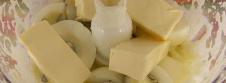 бутербродная намазка из рыбных консервов, яиц и плавленного сыра. Шаг 2