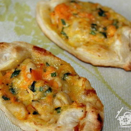 Рецепт бутербродов из слоеного теста с сыром, курицей и морковью