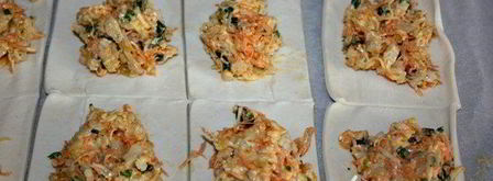 бутерброды из слоеного теста с сыром, курицей и морковью. Шаг 4