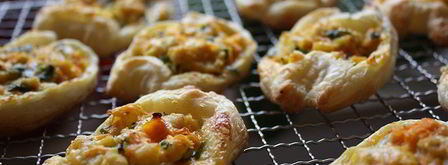 бутерброды из слоеного теста с сыром, курицей и морковью. Шаг 6