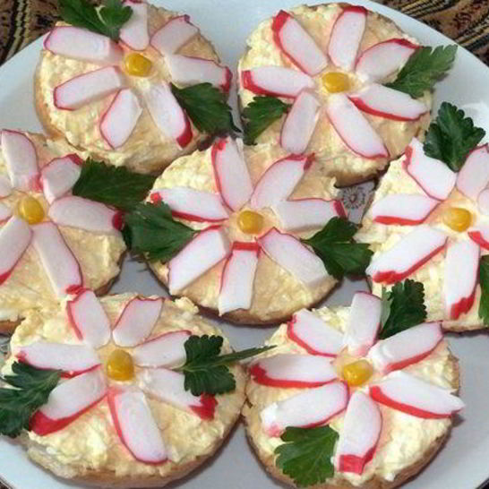 Рецепт бутербродов крабовых цветы с сыром