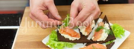 бутерброды с авокадо и лососем. Шаг 4