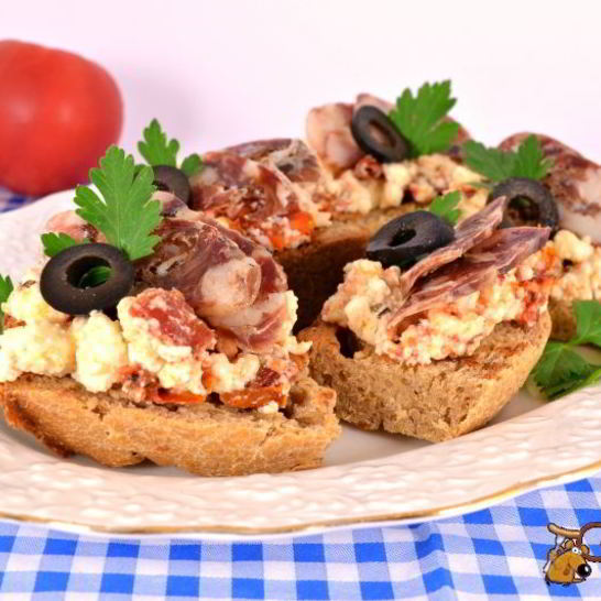 Рецепт бутербродов с брынзой, вялеными помидорами и сыровяленой колбасой