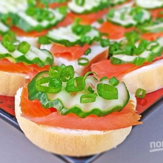 Рецепт бутербродов с красной рыбой и огурцом