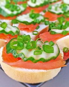 Бутерброды с красной рыбой и огурцом