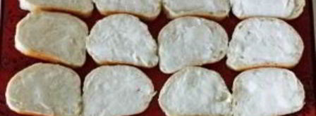 бутерброды с красной рыбой и огурцом. Шаг 3