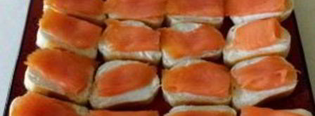 бутерброды с красной рыбой и огурцом. Шаг 4