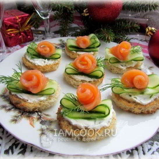 Рецепт бутербродов с огурцом и форелью