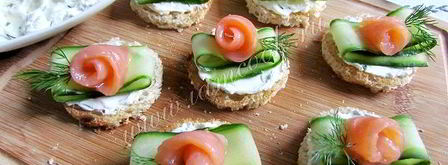 бутерброды с огурцом и форелью. Шаг 8