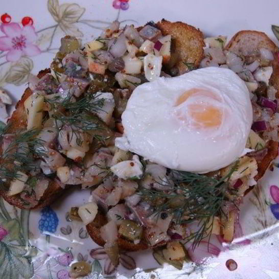 Рецепт бутербродов с сельдью, яблоком и яйцом пашот