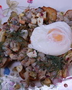 Бутерброды с сельдью, яблоком и яйцом пашот