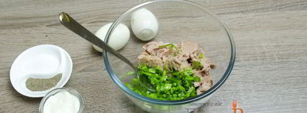 бутерброды с тунцом, яйцом и зеленым луком. Шаг 2