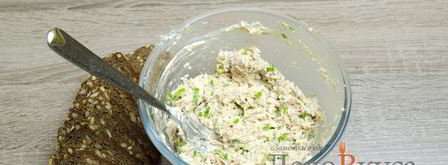 бутерброды с тунцом, яйцом и зеленым луком. Шаг 4