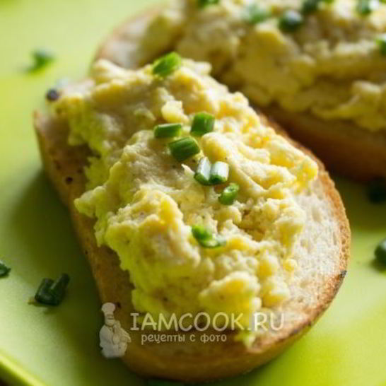 Рецепт бутербродов с яичницей-болтуньей