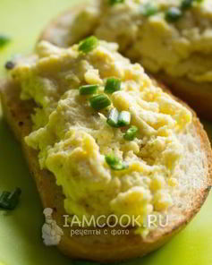 Бутерброды с яичницей-болтуньей