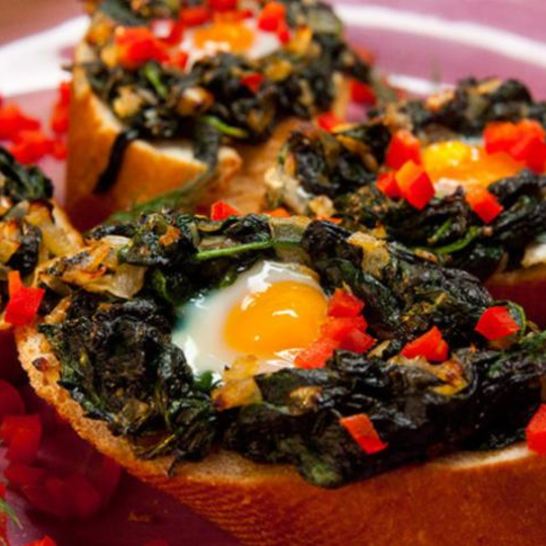 Рецепт бутербродов со шпинатом и перепелиным яйцом