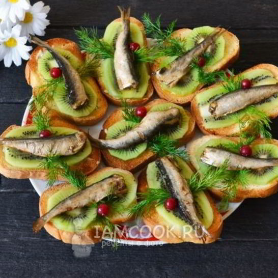 Рецепт бутербродов со шпротами и киви