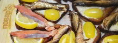 бутерброды со шпротами и копченой семгой. Шаг 8