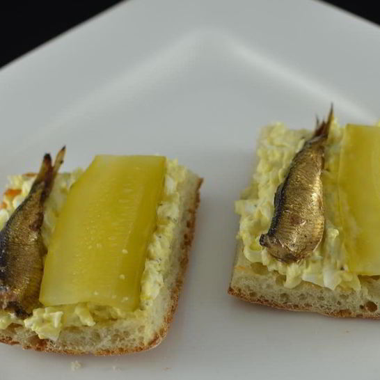 Рецепт бутербродов со шпротами и яйцом