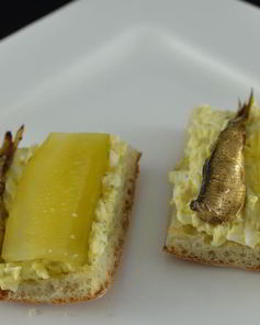 Бутерброды со шпротами и яйцом