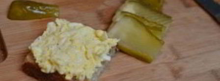 бутерброды со шпротами и яйцом. Шаг 3