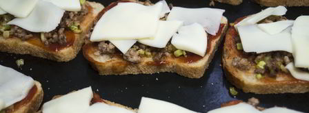 горячие бутерброды с фаршем. Шаг 10