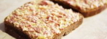 горячие бутерброды с колбасой и сыром. Шаг 3