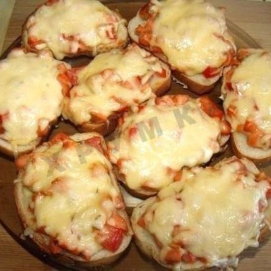 Рецепт горячих бутербродов с колбасой, сыром и помидорами в духовке